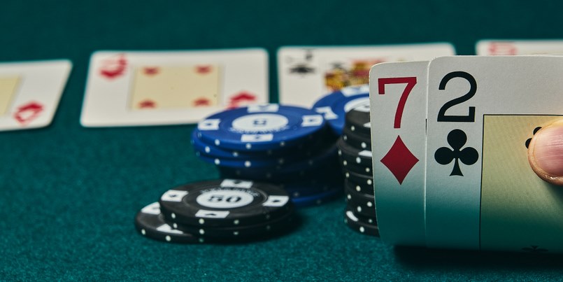 Bluff trong poker có lợi ích gì